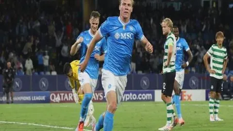 标题改写：彭啸闪耀战地！团队战士齐心协力，共铸辉煌进球时刻